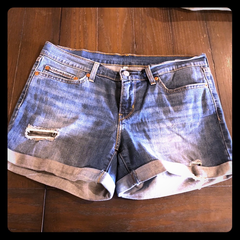 Levi distressed shorts